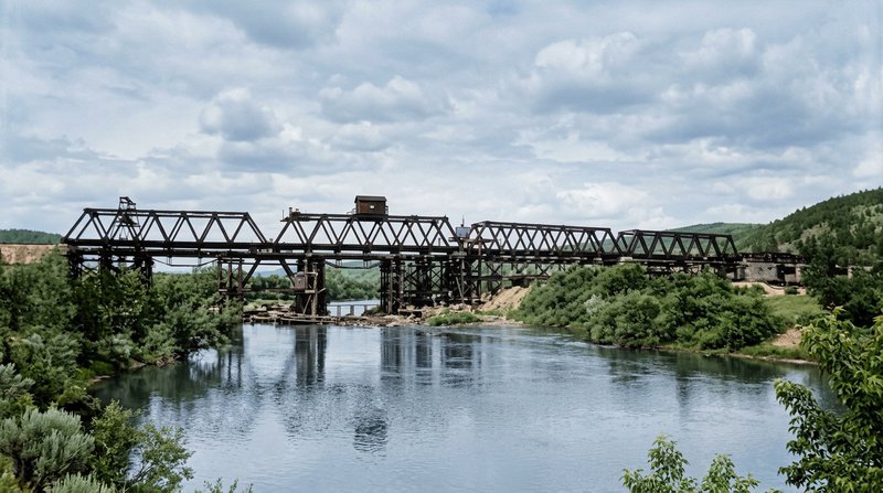 Η παλιά σιδερένια γέφυρα του Κουτσόχειρου κατά την εποχή κατασκευής της, 1931 (Αρχείο Μιχ. Πιτσάκου).