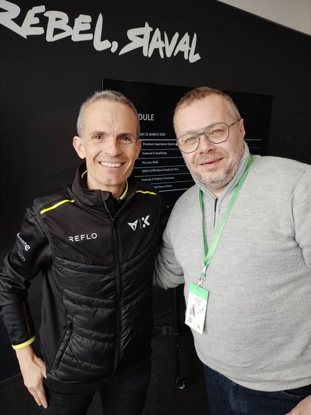 Ο Xavi Serra, αγωνιστικός διευθυντής της ομάδας της Kiro Cupra, με τον Γιάννη-Μάριο Παπαδόπουλο