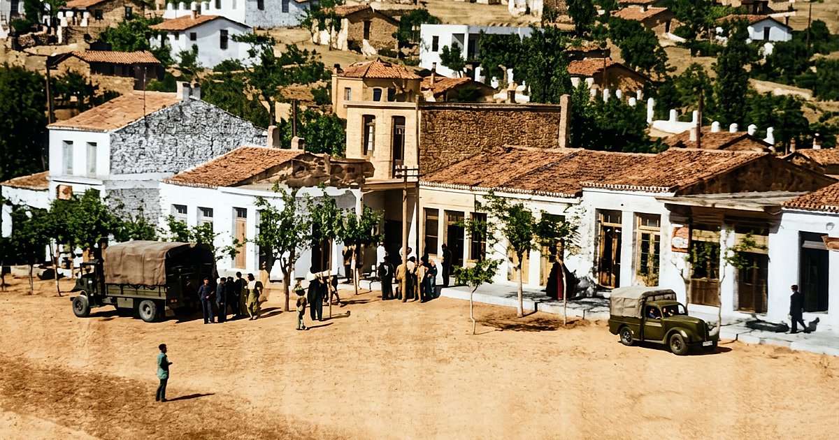 Ραφήνα, δεκαετία 1930. Στη Ραφήνα μεταφέρθηκε η πλειονότητα των προσφύγων από την Τρίγλια το καλοκαίρι του 1923. Απαλλοτριώθηκε το κτήμα Σκουζέ και ο συνοικισμός άρχισε να οικοδομείται από τον βρετανικό οίκο Hambro, με το σύστημα μονομπλόκ. Η κοινότητα της Ραφήνας ιδρύθηκε το 1929. Συνδέθηκε οδικώς με την Αθήνα κατά τη δεκαετία του 1930.