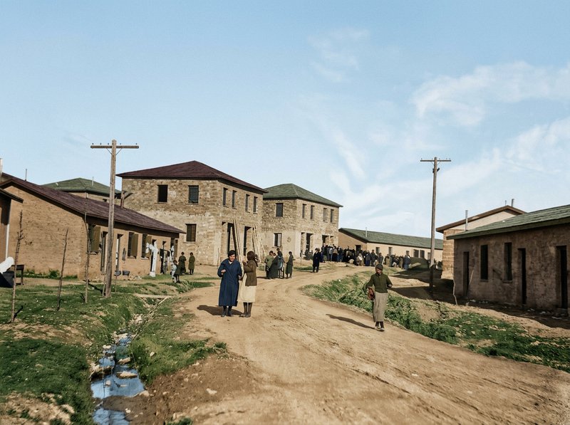 Νέα Ιωνία (Ποδαράδες). Η περιοχή ήταν βοσκότοπος και ανήκε στον Πανάγιο Τάφο και τον κτηματία Βέικο. Ο οικισμός θεμελιώθηκε τον Ιούνιο του 1923 και εξελίχτηκε σε ένα από τους μεγαλύτερους προσφυγικούς και βιομηχανικούς οικισμούς του Λεκανοπεδίου. Αρχικά, ονομάστηκε «Νέα Πισιδία», αφού οι περισσότεροι πρόσφυγες προέρχονταν από τη Σπάρτη της Πισιδίας. Αργότερα, λόγω της εγκατάστασης των προσφύγων από διάφορα μέρη της Μικράς Ασίας, ονομάστηκε Νέα Ιωνία.