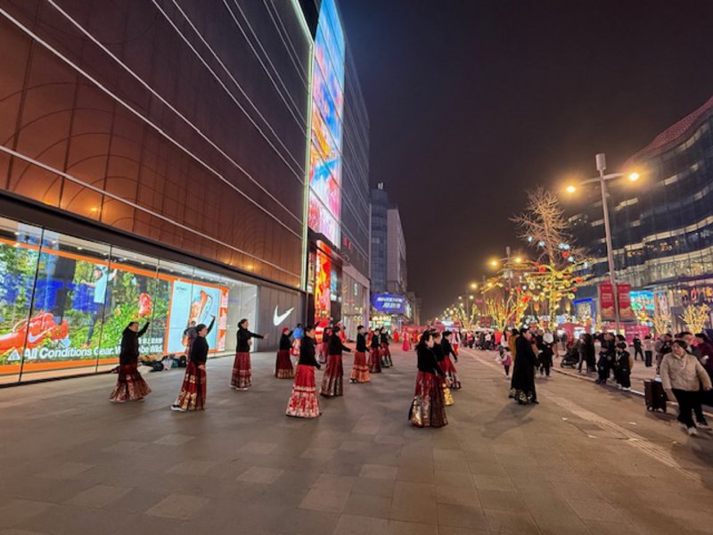 Στους πεζόδρομους του Πεκίνου η παράδοση μπορεί να συνδυαστεί με το μοντέρνο μοτίβο μιας μητρόπολης.