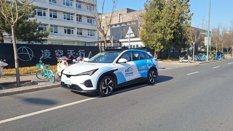 To robotaxi ARCFOX T5 με σύστημα αυτόνομης οδήγησης L4.