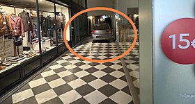 Παρκάρισμα για... Όσκαρ στο Χαλάνδρι - Έβαλε το αυτοκίνητο μέσα σε εμπορική στοά (photo)