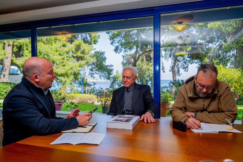 Ο Αλέξανδρος Μανιατόπουλος μιλάει στους Νίκο Μερτέκη (αριστερά) και Ηλία Καφάογλου (δεξιά) από το Car and Driver.