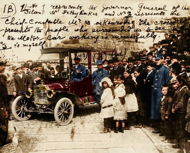 Πλήθος κόσμου συγκεντρωμένο για να υποδεχτεί την άφιξη του πρώτου αυτοκινήτου στη Μυτιλήνη.