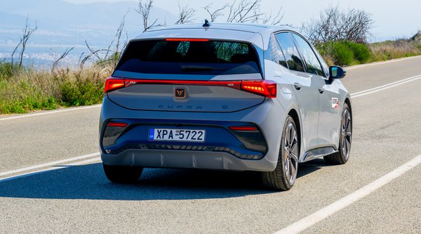 Γιατί η CUPRA δεν γράφει τα ονόματα των μοντέλων στο πίσω μέρος;