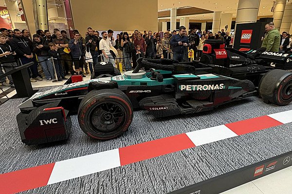 Ένα μονοθέσιο F1 από LEGO σας περιμένει στο The Mall Athens (video)