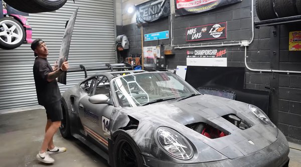 Απίστευτο και όμως αληθινό - Εκτύπωσε μια Porsche 911 GT3 RS στο γκαράζ του! (video)