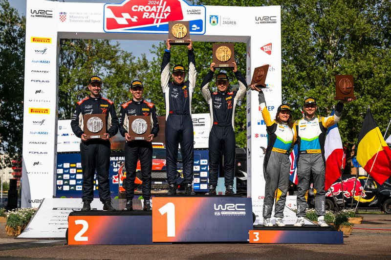 O Gill πανηγυρίζει την 2η θέση στην κατηγορία JWRC στο Ράλι Κροατίας 2024.