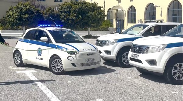 Όταν το Fiat 500 «γρυλίζει» σε δύο Nissan Navara - Αυτή είναι η viral καμπάνια της Ελληνικής Αστυνομίας (video)