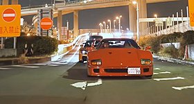 Ο Lewis Hamilton «καίει» τα λάστιχα της Ferrari F40 με την Kim Kardashian συνοδηγό (video)