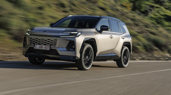 Οδηγούμε το νέο υπερσύγχρονο Toyota RAV4 στην Ισπανία (video)