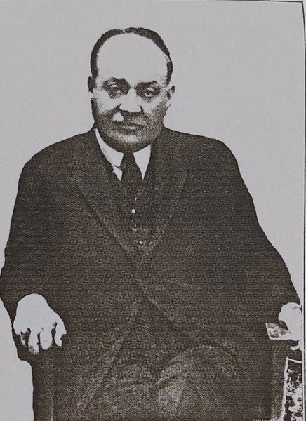 Ο Παυσανίας Μακρής, αντιπρόσωπος της Sheel στην Ελλάδα, ο «εθνικός» οδοποιός. Φωτό του 1932.