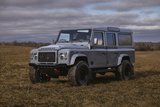 Αυτό το Land Rover Defender έχει αύρα... James Bond (photos)