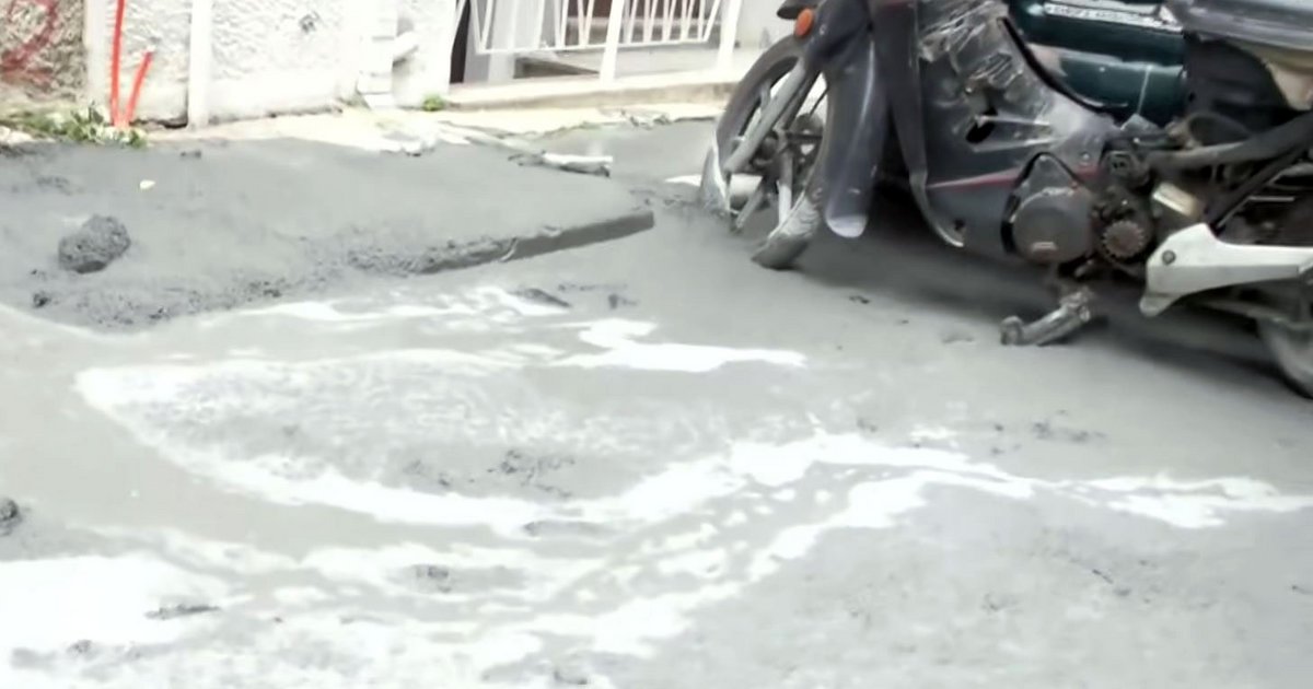 Κυψέλη: Δρόμοι πλημμύρισαν με... υγρό τσιμέντο που έβγαινε από αυλή σπιτιού (video)