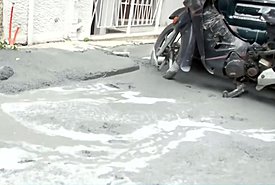 Κυψέλη: Δρόμοι πλημμύρισαν με... υγρό τσιμέντο που έβγαινε από αυλή σπιτιού (video)