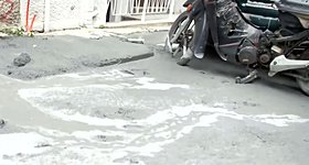 Κυψέλη: Δρόμοι πλημμύρισαν με... υγρό τσιμέντο που έβγαινε από αυλή σπιτιού (video)