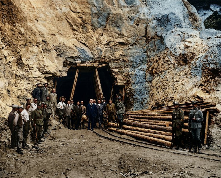 Ο Δ. Δίγκας ως υπουργός Συγκοινωνιών επιθεωρεί τις εργασίες σε έργα οδοποιίας. Ο υπουργός βρέθηκε συχνά σε δύσκολη θέση όταν απεδείχθη ότι ο προγραμματισμός που είχε κάνει το Υπουργείο Συγκοινωνιών, πριν την ανάληψή του από τον ίδιο στις 22 Δεκεμβρίου 1930, ήταν λανθασμένος: χαριστικές συμβάσεις, κακή κατανομή πόρων, κακός υπολογισμός των αναγκών, με αποτέλεσμα να αποδειχθεί εκ των υστέρων ανεπαρκές το δάνειο των 6 εκατομμυρίων αγγλικών λιρών, που είχε ληφθεί για το πρόγραμμα οδοποίιας.