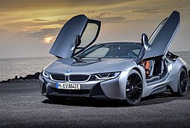 Συνελήφθη σερβιτόρα που αγόρασε 7 ακριβά αυτοκίνητα και 3 Harley-Davidson σε 8 μέρες - Πώς ξεγέλασε τις αρχές