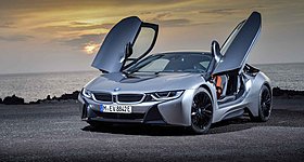 Συνελήφθη σερβιτόρα που αγόρασε 7 ακριβά αυτοκίνητα και 3 Harley-Davidson σε 8 μέρες - Πώς ξεγέλασε τις αρχές