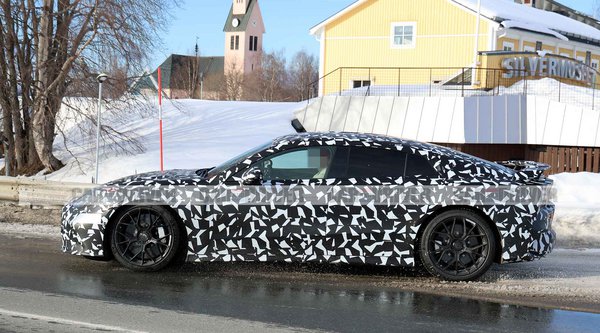 H Mercedes-AMG GT εμφανίζει δύο νέα στοιχεία που παραπέμπουν σε ακόμα πιο «καυτή» παραλλαγή (photos)