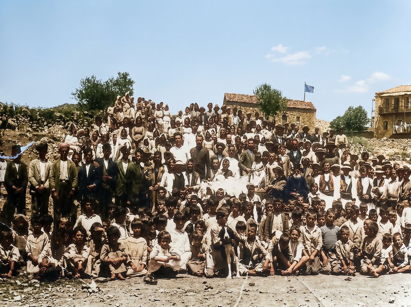 Οι κάτοικοι του Βαλτετσίου φωτογραφίζονται το καλοκάιρι του 1932, μαζί με το πρώτο αυτοκίνητο που έφτασε στον τόπο τους. Ο οδηγός Τάκης Μητρόπουλος μόλις διακρίνεται με το όχημά του δίπλα στον ιερέα. Έλαβε συμβολικά αμοιβή 20 δολαρίων.