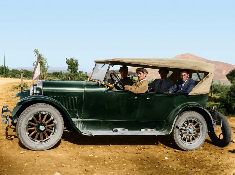 Αντρική παρέα σε ένα ταξίδι με αυτοκίνητο στην επαρχία κατά τη δεκαετία του 1920. Το αυτοκίνητο ήταν ακόμα σχεδόν αποκλειστικά αντρική υπόθεση. Ποιος είπε ότι η αυτοκίνηση δεν ιδρύει ιεραρχήσεις;