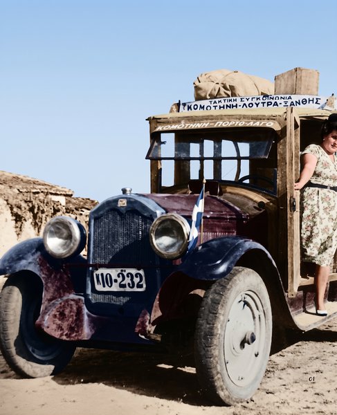 Τακτική συγκοινωνία μεταξύ των νομών Ξάνθης και Ροδόπης, με το οδικό δίκτυο υπό διαμόρφωση. Το όχημα της φωτό θα μπορούσε να χαρακτηριστεί «μεγάλο ταξί» ή «μικρό λεωφορείο». Τέλη δεκαετίας 1930.