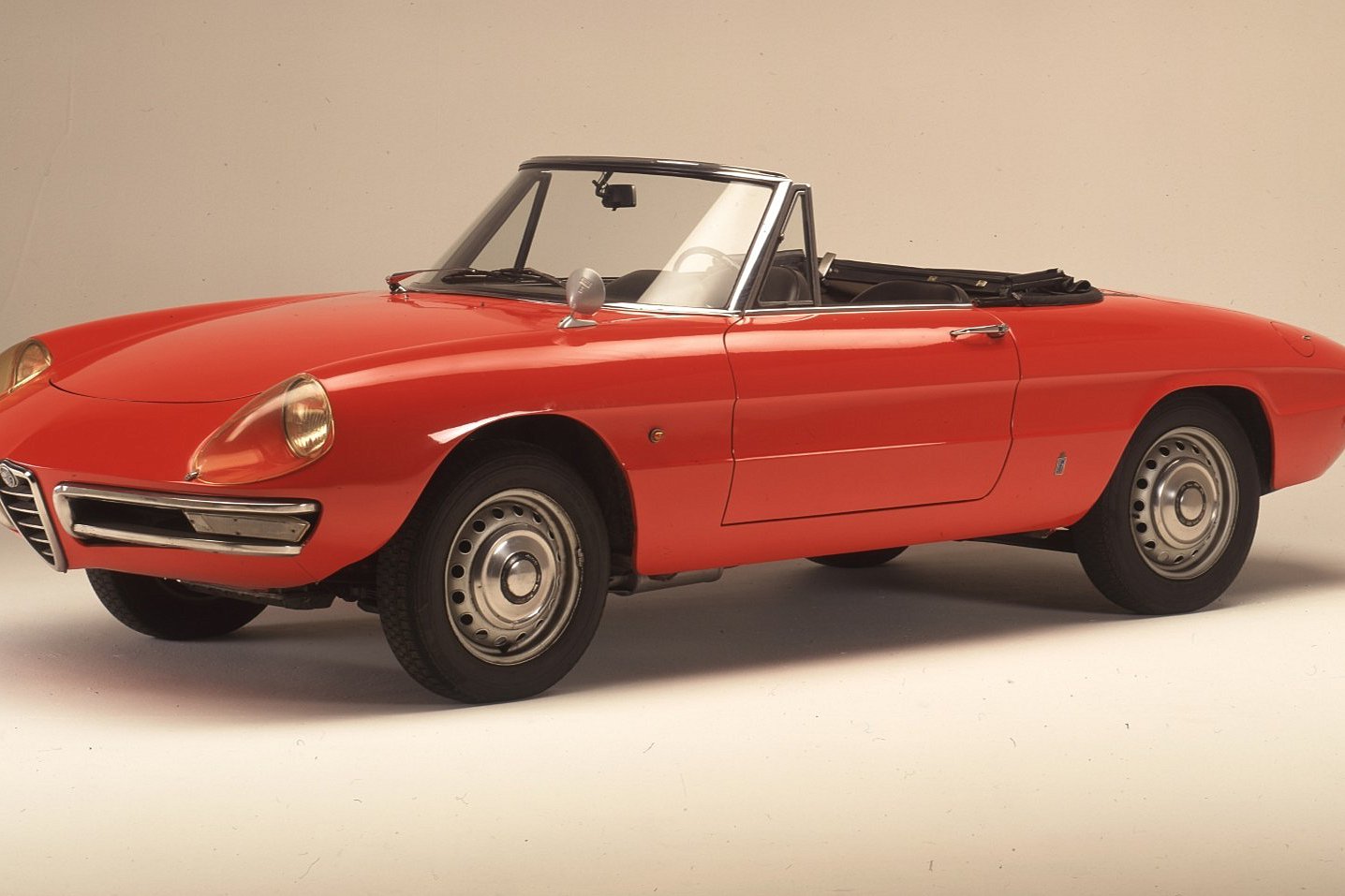 Alfa Romeo Spider Duetto: Συνεχίζει να γοητεύει 60 χρόνια μετά την πρεμιέρα της