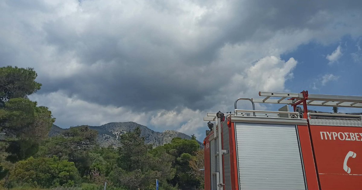 Φωτιά στην Πάρνηθα: Κλειστός ο δρόμος από το ύψος του τελεφερίκ (photos)