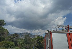 Φωτιά στην Πάρνηθα: Κλειστός ο δρόμος από το ύψος του τελεφερίκ (photos)