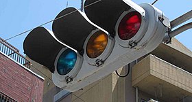 Και όμως! Σε αυτή τη χώρα τα φανάρια έχουν μπλε αντί για πράσινο (video)