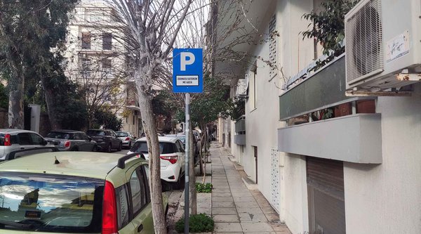 Παγκράτι: Πάρκαρε σε σημείο που εμπόδιζε και πήρε την... «απάντηση» στον υαλοκαθαριστήρα (photo)