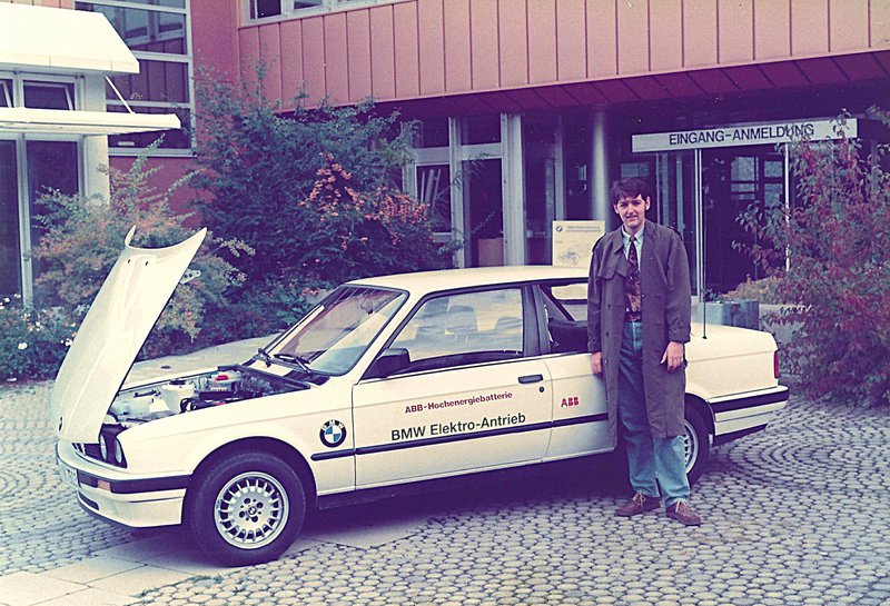 Στις εγκαταστάσεις της BMW στο Μόναχο το 1990, εμπρός από την καινοτομική E30 Electric. Ένα πρωτότυπο, που δεν μπήκε ποτέ στην γραμμή παραγωγής, ωστόσο μπορούσε να προσφέρει αυτονομία έως 150 km και σε κάθε περίπτωση χρήσιμα συμπεράσματα για τη λειτουργία ενός EV σε αστικές συνθήκες! Θα μπορούσε να πει κανείς ότι αποτέλεσε τον προπομπό του μετέπειτα i3... 
