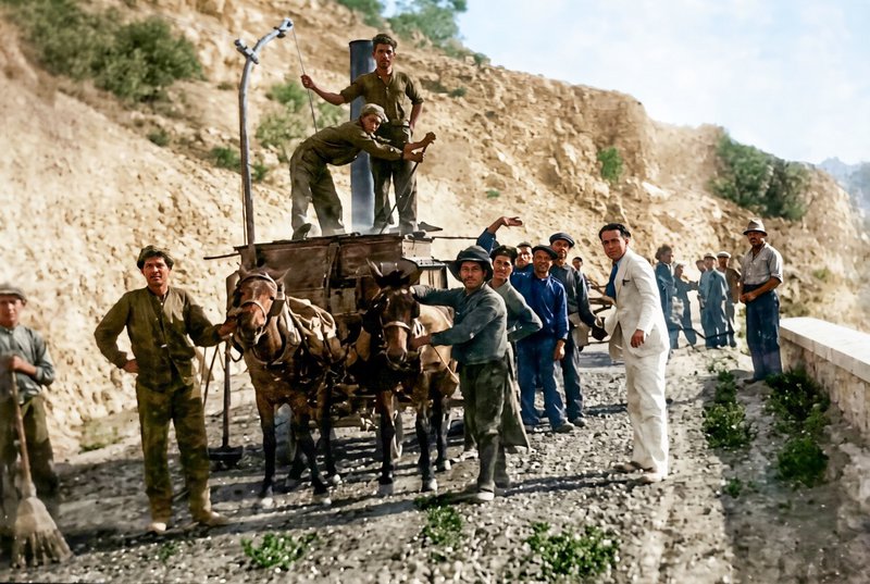 Προς Τρίπολη Αχαΐας, 1929. Προσέξτε την απουσία πινακίδων κυκλοφορίας στα οχήματα. Ωστόσο, ήδη από τον Ιανουάριο του 1925 με αστυνομική διάταξη είχε απαγορευτεί η κυκλοφορία των οχημάτων που δεν διέθεταν αριθμό κυκλοφορίας και φώτα. Τις πινακίδες έφτιαχναν ακόμα τότε μόνοι τους οι ιδιοκτήτες των αυτοκινήτων και των μοτοσυκλετών, τηρώντας μόνο τις ελάχιστες προδιαγραφές που όριζε ο νόμος (μέγεθος πινακίδας, μέγεθος χαρακτήρων και χρώματα). Αυτό είχε ως αποτέλεσμα την πλήρη έλλειψη ομοιομορφίας στην εμφάνιση των πινακίδων. Ομοιομορφία απέκτησαν οι πινακίδες κυκλοφορίας στη χώρα μας από το 1954 και εξής.