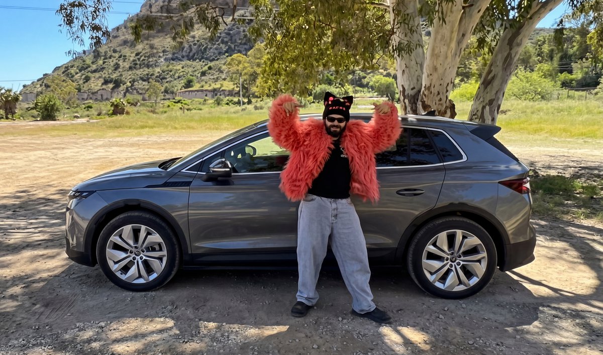 Eurovision 2026: Το βραβευμένο SUV που οδηγεί ο Akylas (video)