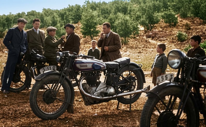 Δρόμος στο Μέτσοβο, τέλη της δεκαετίας του 1920. Προσέξτε πώς είναι ντυμένοι οι πιονέροι της φωτογραφίας, σε αναζήτηση και εξερεύνηση μιας αδιάγνωστης ακόμα Ελλάδας. Το ντύσιμό τους προσδίδει μια κάποια επισημότητα στο εγχείρημά τους.