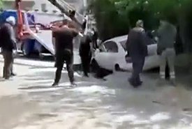 Αμπελόκηποι: «Άνοιξε» η άσφαλτος και... βούλιαξε αυτοκίνητο! (video)