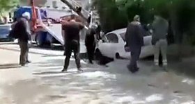 Αμπελόκηποι: «Άνοιξε» η άσφαλτος και... βούλιαξε αυτοκίνητο! (video)
