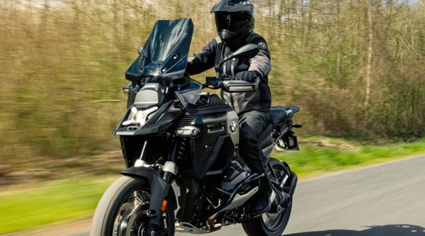 BMW: Αποκάλυψη για τη νέα R 1300 GS Adventure Dark Edition