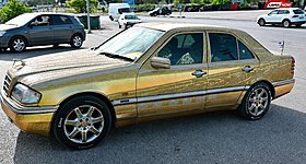 Λαμία: Mεταμόρφωσε μία Mercedes σε... χρυσό έργο τέχνης - Χρειάστηκε 2 χρόνια και χιλιάδες στρας (video)