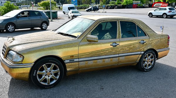 Λαμία: Mεταμόρφωσε μία Mercedes σε... χρυσό έργο τέχνης - Χρειάστηκε 2 χρόνια και χιλιάδες στρας (video)