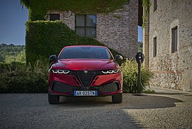 Η Alfa Romeo ετοιμάζει νέο C-SUV για να τα «βάλει» με το Volkswagen T-Roc