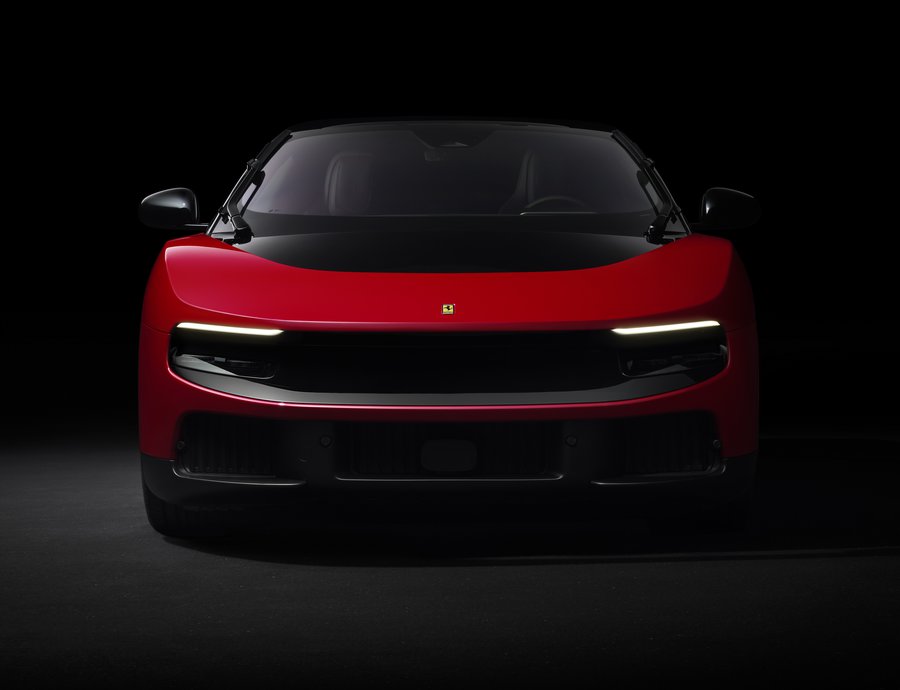 «Χάος» στα social media με τη Ferrari Luce: «Ο Enzo θα στριφογυρίζει στον τάφο του»