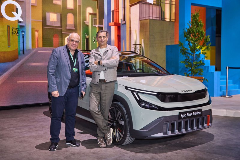 Ο Βαγγέλης Πετράκης μαζί με τον CEO της Skoda, Klaus Zellmer.
