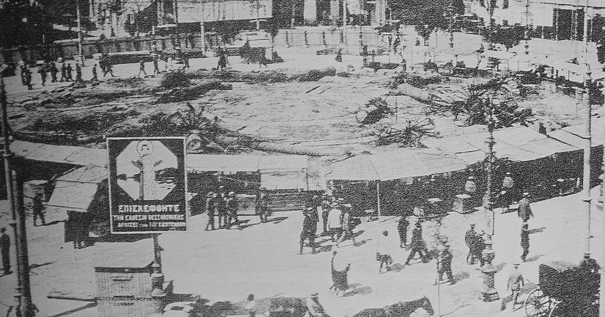 Πλατεία Ομονοίας, 1927. Έναρξη κατασκευής του σταθμού της ΕΗΣ. Ο νέος σταθμός της Ομόνοιας εγκαινιάστηκε στις 21 Ιουλίου 1930 από τον Ελευθέριο Βενιζέλο και εξυπηρετούσε πλέον τον ηλεκτρικό σιδηρόδρομο. Είναι ο ίδιος σταθμός που χρησιμοποιούμε μέχρι σήμερα. Για να καλωσορίσουν τον νέο σταθμό, κατασκευάστηκαν τρία περίπτερα πάνω στην πλατεία. Το ένα πουλούσε εφημερίδες, το άλλο αναψυκτικά, το τρίτο ήταν ζαχαροπλαστείο. Ο Τύπος υποδέχτηκε την είδηση με μεγάλο ενθουσιασμό: «Ορίστε ένα γεγονός που θα άξιζε να πανηγυρισθή και με κωδωνοκρουσίας». Η πόλη είχε πια αποκτήσει νέες ταχύτητες. Πλατεία Ομονοίας, 1927. Έναρξη κατασκευής του σταθμού της ΕΗΣ. Ο νέος σταθμός της Ομόνοιας εγκαινιάστηκε στις 21 Ιουλίου 1930 από τον Ελευθέριο Βενιζέλο και εξυπηρετούσε πλέον τον ηλεκτρικό σιδηρόδρομο. Είναι ο ίδιος σταθμός που χρησιμοποιούμε μέχρι σήμερα. Για να καλωσορίσουν τον νέο σταθμό, κατασκευάστηκαν τρία περίπτερα πάνω στην πλατεία. Το ένα πουλούσε εφημερίδες, το άλλο αναψυκτικά, το τρίτο ήταν ζαχαροπλαστείο. Ο Τύπος υποδέχτηκε την είδηση με μεγάλο ενθουσιασμό: «Ορίστε ένα γεγονός που θα άξιζε να πανηγυρισθή και με κωδωνοκρουσίας». Η πόλη είχε πια αποκτήσει νέες ταχύτητες.