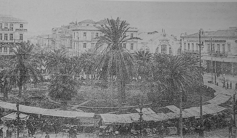 Πλατεία Ομονοίας 1925-1927. Η φωτογραφία παρουσιάζει μία μάλλον ειδυλλιακή εικόνα από απόψεως κυκλοφοριακού φόρτου. Κατά το 1926, οπότε στην Αθήνα αντιστοιχούσε 1 αυτοκίνητο σε 130 κατοίκους, και οι επιβατικές άμαξες από 787 το 1925 είχαν περιοριστεί σε 412 έναν χρόνο αργότερα, ενώ οι φορτηγές άμαξες (4.935) ήταν περίπου όσες και τα αυτοκίνητα το 1925 (4.732), μας πληροφορεί η Γενική Παγκόσμιος Εγκυκλοπαίδεια Πάπυρος-Λαρούς, στην έκδοση του 1963, «αι μετρήσεις κυκλοφορίας εις τας Αθήνας, κατά τας ώρας των αιχμών, έδειξαν ότι ο κυκλοφοριακός φόρτος εις την διασταύρωσιν των οδών Πατησίων και Πανεπιστημίου ήτο κατά τας ώρας των αιχμών 1.200 οχήματα ανά ώραν κατά τον χειμώνα (5-6 μ.μ.) και 1.420 οχήματα ανά ώραν κατά το θέρος (6-7 μ.μ.), ενώ έντεκα χρόνια αργότερα, το 1937, ο μέσος μέγιστος ωριαίος φόρτος ήταν στη Λεωφόρο Αμαλίας, στην Πύλη του Αδριανού, 1.162 οχήματα, στη Λεωφόρο Πανεπιστημίου, στην Πλατεία Συντάγματος, 1.105 αυτοκίνητα, στην οδό Πατησίων, μεταξύ Αλεξάνδρας και Μάρνη, 957 τροχοφόρα, ενώ στο μέσον της Λεωφόρου Συγγρού καταγράφονταν 760 οχήματα, κατά μέσον όρο, και 683 στη Λεωφόρο Πειραιώς, παρά την Ιερά οδό.