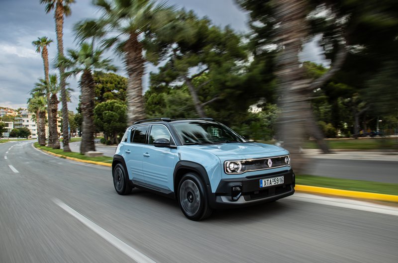 Το Renault 4 αξιοποιεί την ίδια τεχνική βάση με το Renault 5, δίνοντας όμως μεγαλύτερη έμφαση στην πρακτικότητα και την καθημερινή χρήση.