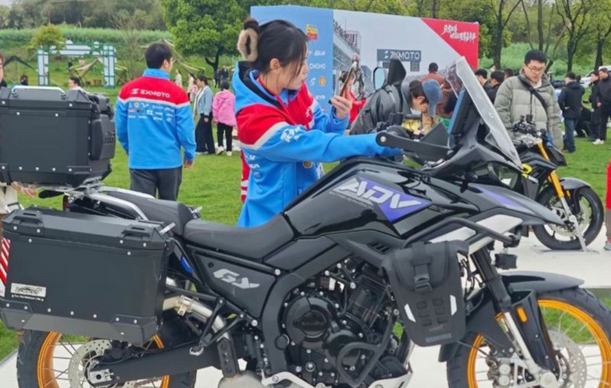 ZXMOTO 820X: Η τρικύλινδρη adventure των 150 ίππων ετοιμάζεται για παρουσίαση
