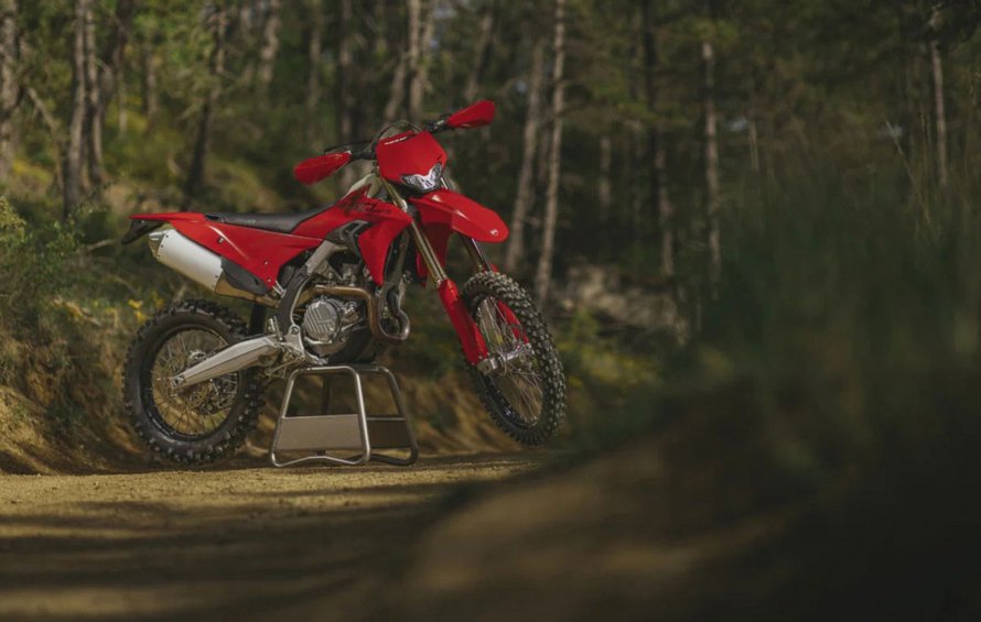 Η Ducati «πατάει χώμα» και στην κατηγορία Enduro με την Desmo450 EDS